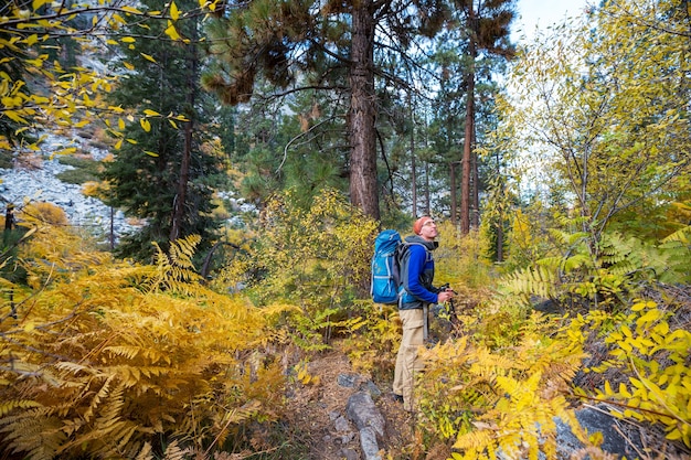 Wanderung in den Herbstbergen