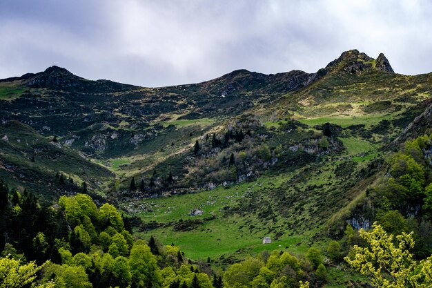 Wanderweg auf den Weiden in der Nähe des Ayes-Sees in den französischen Pyrenäen an einem bewölkten Tag