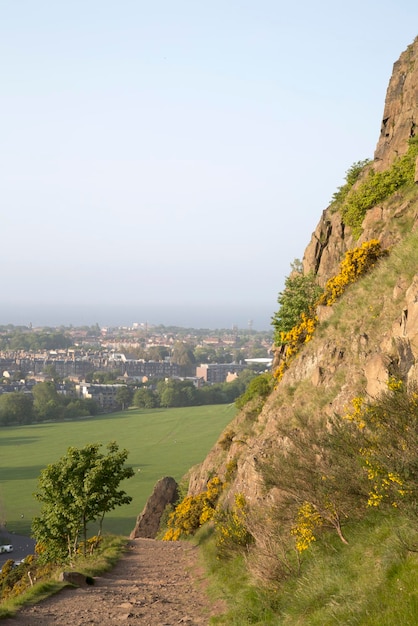 Wanderweg auf Salisbury Crags, Holyrood Park, Edinburgh, Schottland, Großbritannien