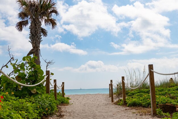 Wanderweg führt zum Sommerurlaub Strandzugang