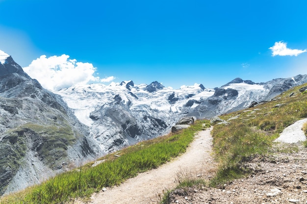 Wanderweg in den Schweizer Alpen