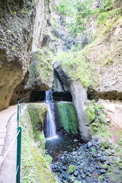 Wanderweg Levada Nova und Levada do Moinho auf Madeira mit grüner Natur, Wasserfällen und Tunneln