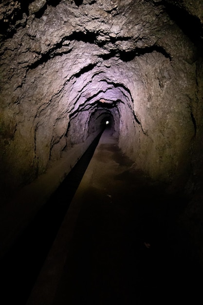 Wanderweg Levada Nova und Levada do Moinho auf Madeira mit grüner Natur, Wasserfällen und Tunneln