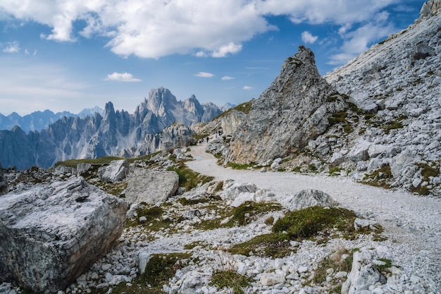 Wanderweg zum Cime di Lavaredo mit der Berggruppe Cadini di Misurina im Hintergrund Dolomiten Italien