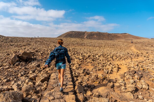 Wanderweg zum Krater des Vulkans Calderon Hondo bei Corralejo, Nordküste der Insel Fuerteventura, Kanarische Inseln. Spanien