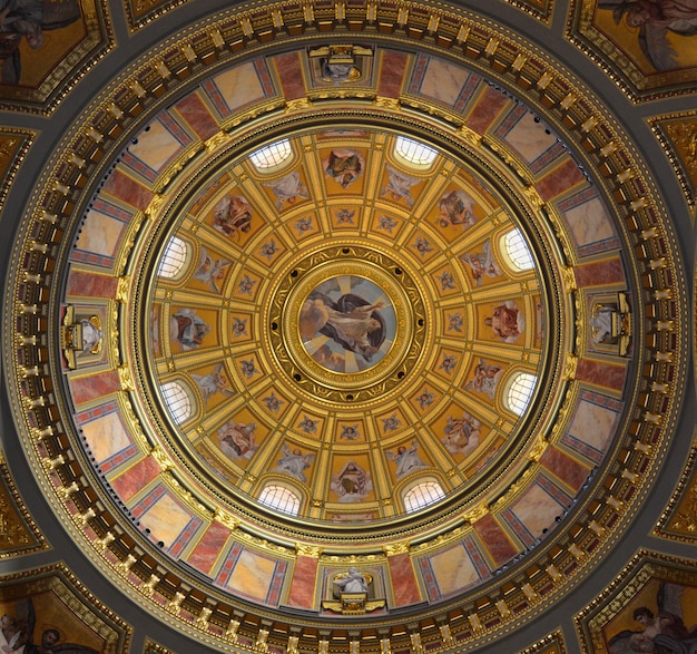 Wandmalerei auf der Kuppel einer katholischen Kathedrale mit religiösen Bildern in der Farbe von Heiligen und Bibelszenen in der Farbe