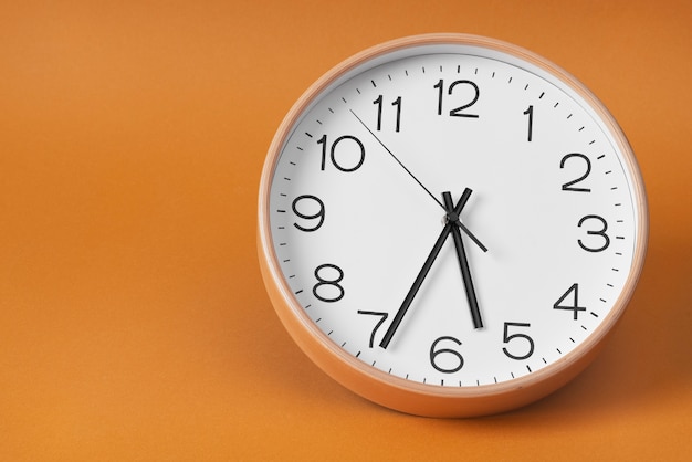 Wanduhr im Stillleben