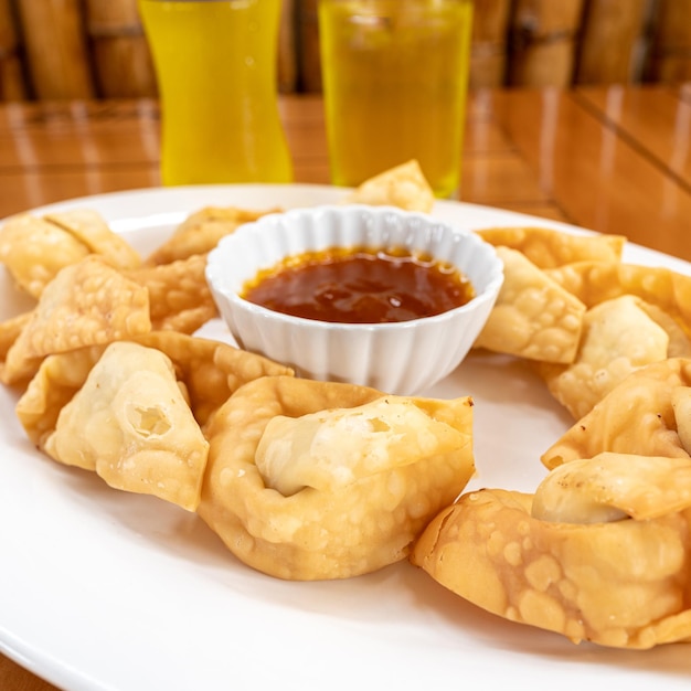 Wantan frito con tamarindo refresco Chifa comida fusion