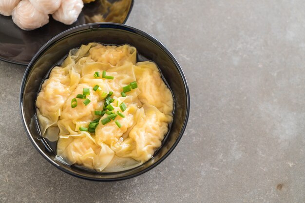 Wanton Suppe auf dem Tisch