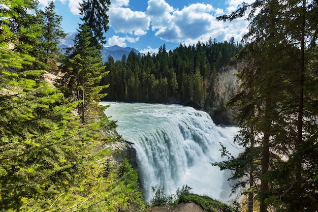 Wapta Falls no Parque Nacional de Yoho, na Colúmbia Britânica, Canadá.