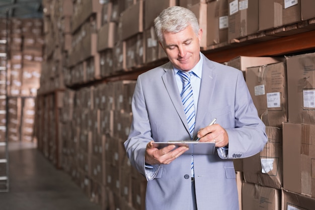 Warehouse manager escribiendo en portapapeles