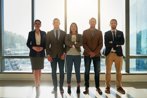 Waren das einzige Team, das Sie brauchen Ganzkörperporträt einer Gruppe von Geschäftsleuten, die in ihrem Büro stehen