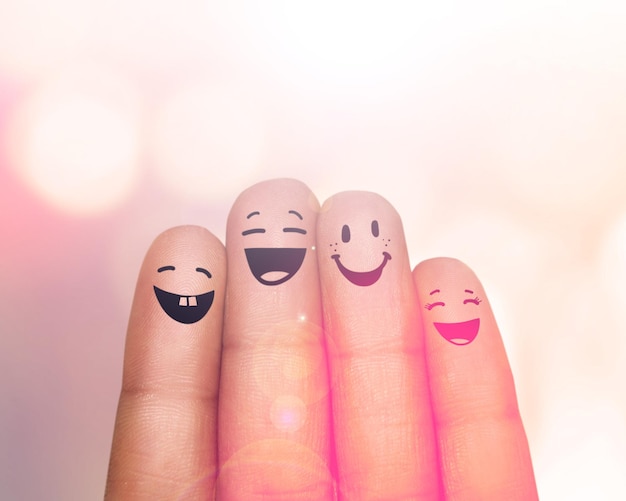 Waren eine glückliche Familie von Fingern Abgeschnittene Aufnahme von Fingern mit darauf gezeichneten Smileys