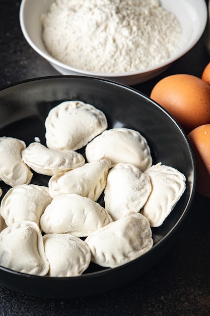 Wareniki hausgemachte rohe Knödel gefüllt zum Essen Snack auf dem Tisch kopieren Raum