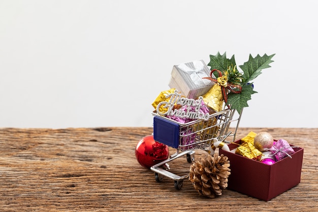 Warenkorbgeschenkkasten-Farbband auf weißem Hintergrund für Weihnachtsgeburtstagsspecial