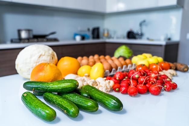 Warenlieferung während der Prävention von Coronovirus Covid19 Frisches Gemüse und Obst auf dem Tisch Bleiben Sie während der Quarantäne zu Hause