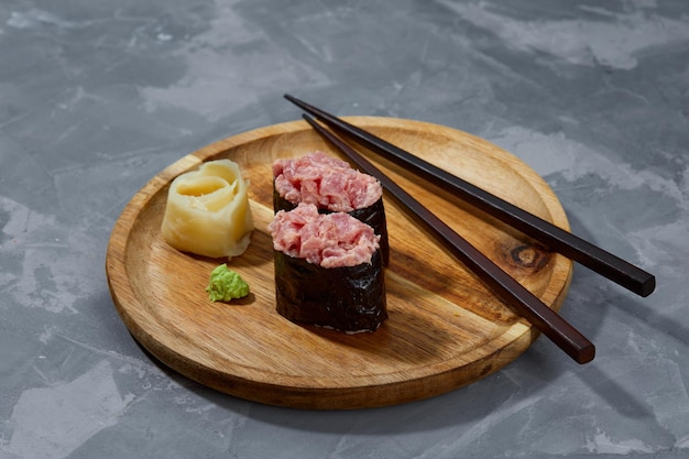 Warme Brötchen mit Thunfisch-Lachs-Aal-Tobiko-Kaviar-Nori-Reisgurke auf schwarzem Hintergrund