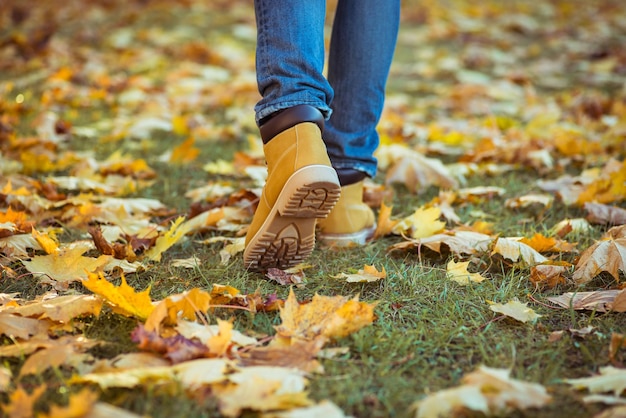 Warme gelbe Stiefel Wandern im Herbstlaub