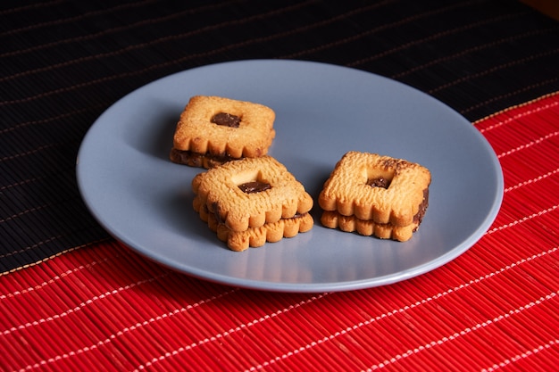 Warme hausgemachte Gingersnap Cookies garniert mit Schokolade