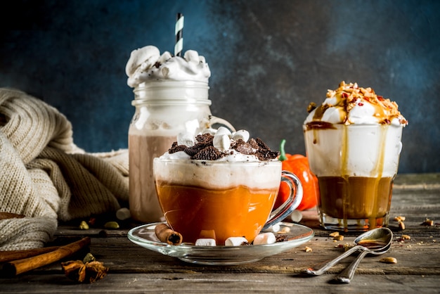 Warme Herbstwintergetränke, heiße Schokolade, Kürbislatte, Karamell und Erdnusskaffee Latte, Glühwein