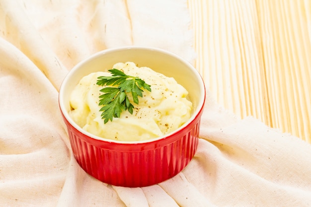 Warme Kartoffelpüree in einer Keramikschale mit frischer Petersilie