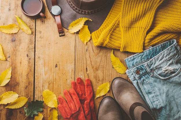 Warme Kleidung des Herbstes auf Holztisch