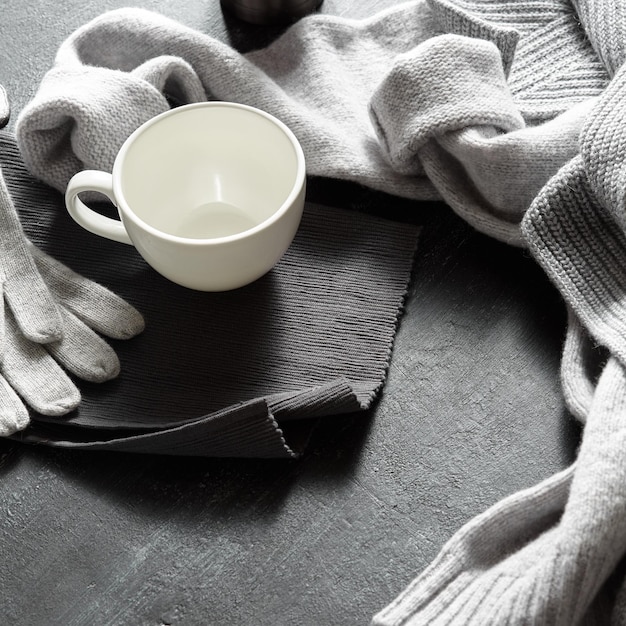 Warme Kleidung und eine Tasse Tee