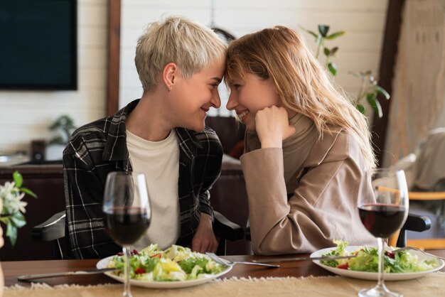 Foto warme leidenschaftliche beziehung zwischen zwei lesbischen mädchen, die sich auf einem romantischen date küssen werden, lgbt-frauen, die zeit mit liebe und sorgfalt verbringen