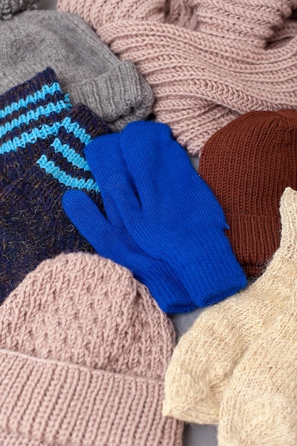 Warme Winterkleidung für Damen gestrickte Fäustlinge Strickmütze Strickschal Draufsicht Kopierbereich