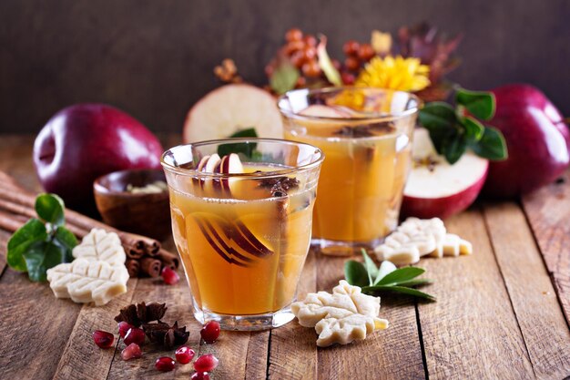 Warmer Apfelcider mit Gewürzen