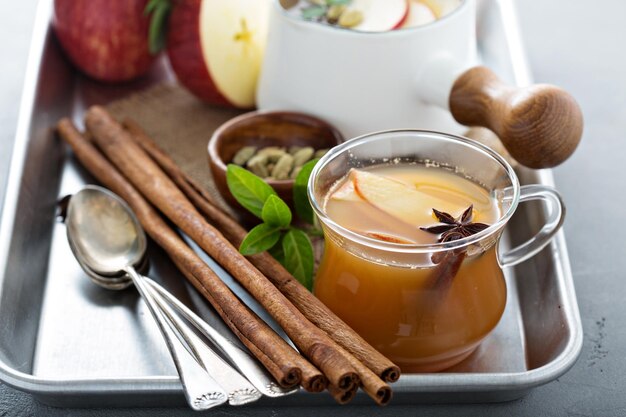 Warmer Apfelcider mit Gewürzen