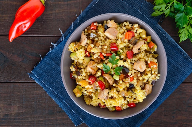 Warmer Diät-Salat aus gebackenem Gemüse, Hühnchen und Couscous