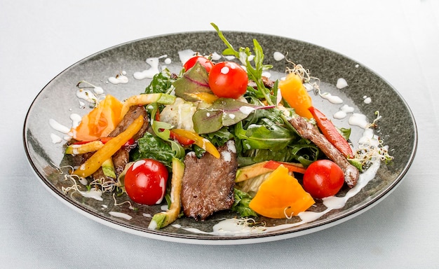 Warmer Salat mit Gemüse Rucola und Kalb