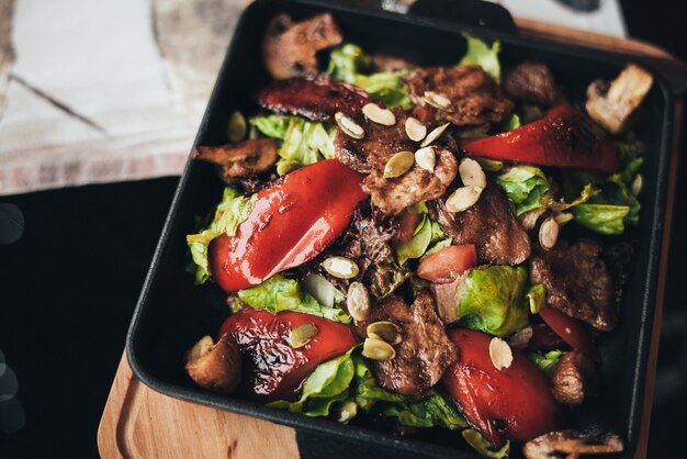 Warmer Salat mit Gemüse und Fleisch