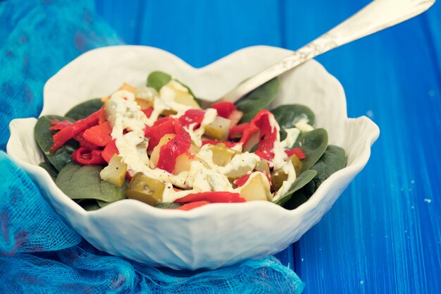 Foto warmer salat mit kartoffeln, gesalzener gurke und rotem pfeffer