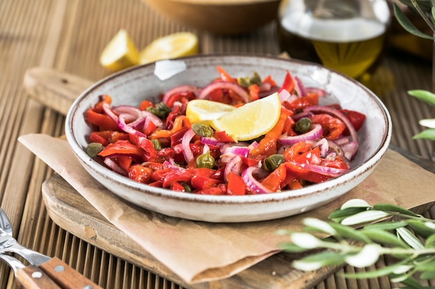 Warmer Salat oder Gemüseeintopf aus roten Bohnen und gerösteten roten Paprika Veganes Essen Thanksgiving Day