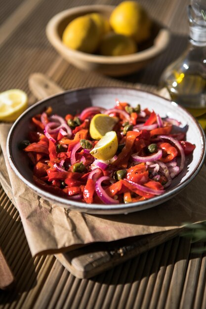 Warmer Salat oder Gemüseeintopf aus roten Bohnen und gerösteten roten Paprikaschoten Veganes Essen Thanksgiving Day