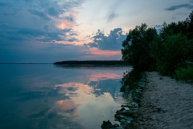 Warmer Sommersonnenuntergang an der Wolga