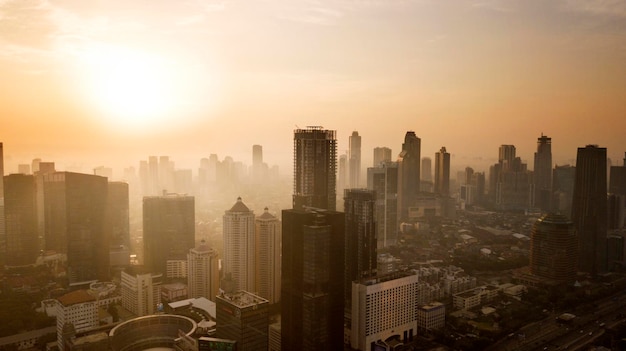 Warmer Sonnenuntergang über der Innenstadt von Jakarta