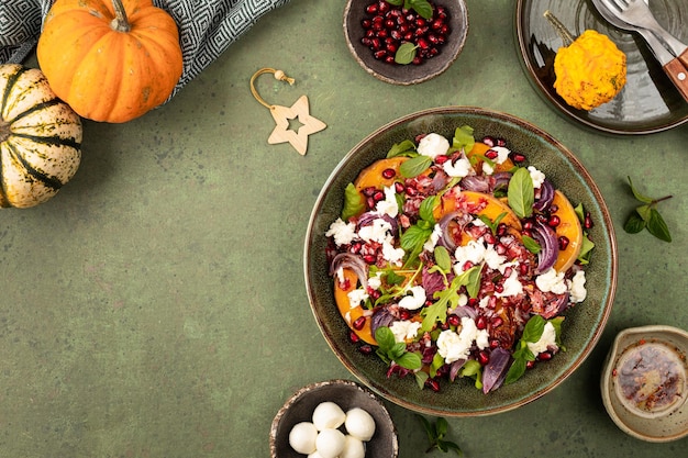 Warmer Winter-Quinoa-Salat mit Kürbis-Chorizo und Mozzarella-Rucola-Blättern und Granatapfel