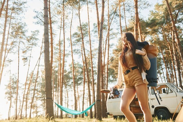 Warmes Sonnenlicht Frau ist tagsüber im Sommer allein im Wald unterwegs