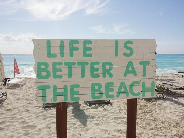 Warnschild am Strand