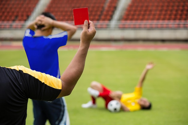 Warnung des Fußball-Schiedsrichters und aufgezeichnet