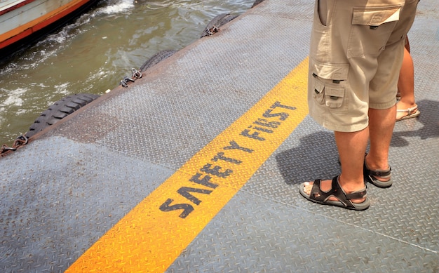 Foto warnzeichen auf flussdock