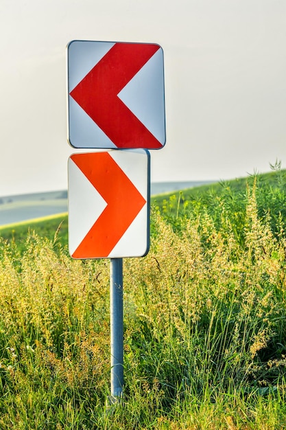 Foto warnzeichen für kurven in steilen kurven