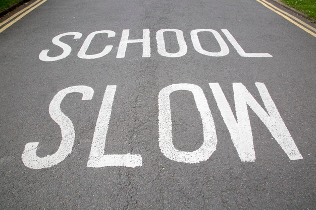 Foto warnzeichen für langsamen verkehr in der schule