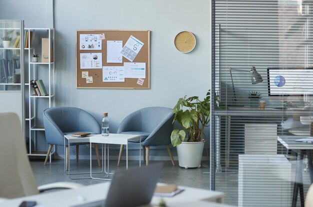 Wartebereich mit Couchtisch im Büroinnenraum