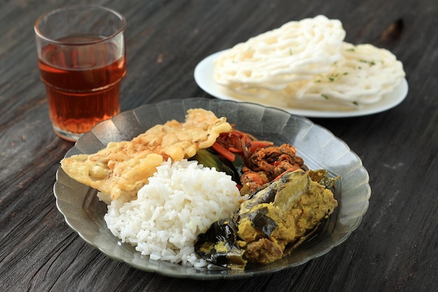 Warteg Nasi Warung Tegal Menü zum Mittagessen Indonesische beliebte Restaurantkuche