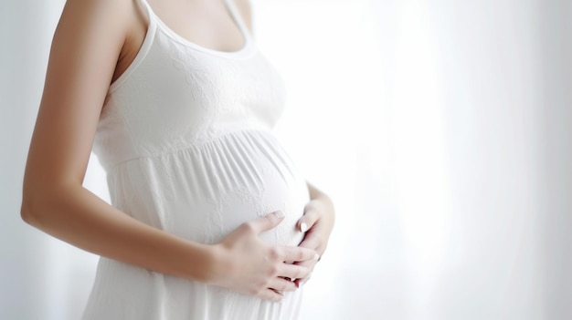 Warten auf ein Baby Nahaufnahme einer schwangeren jungen Frau im weißen Tanktop, die sie berührt, sei Generative AI