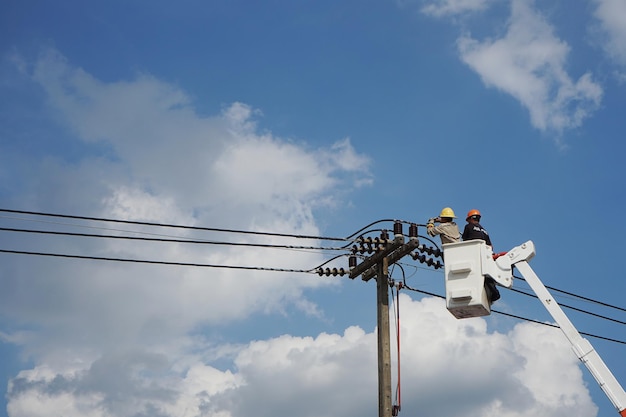 Wartung von Elektrikern, die an Hochspannung am Eimer arbeiten